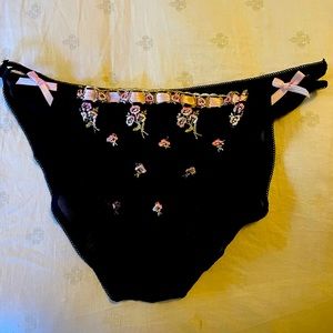 Dainty panties with ribbons & roses.